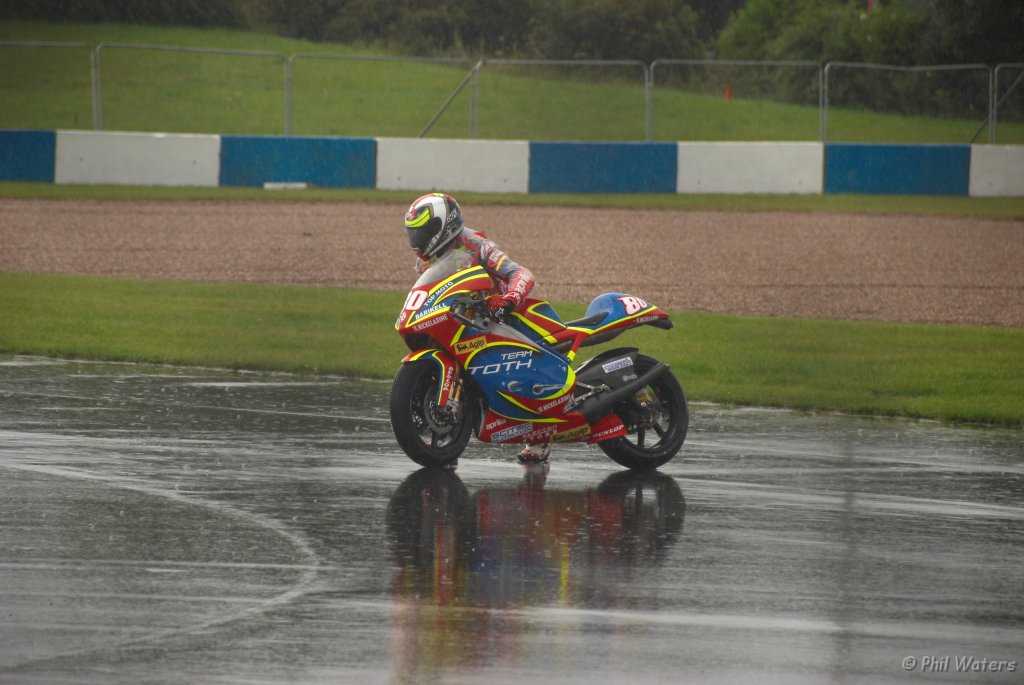 MotoGP_Donnington_24-6-07 044.jpg - Anyone see that?